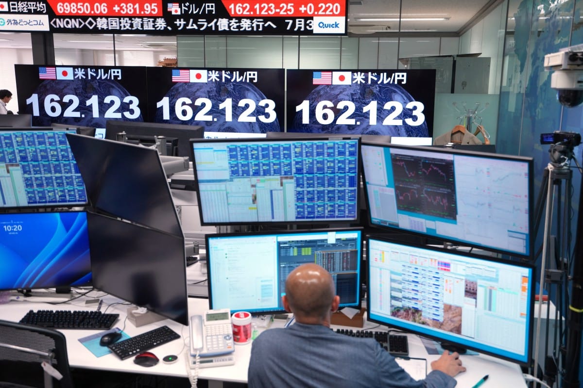 Electronic boards display the foreign exchange rate of the Japanese yen against the US dollar at a foreign exchange brokerage in Tokyo on June 30, 2026. (Photo: AFP)