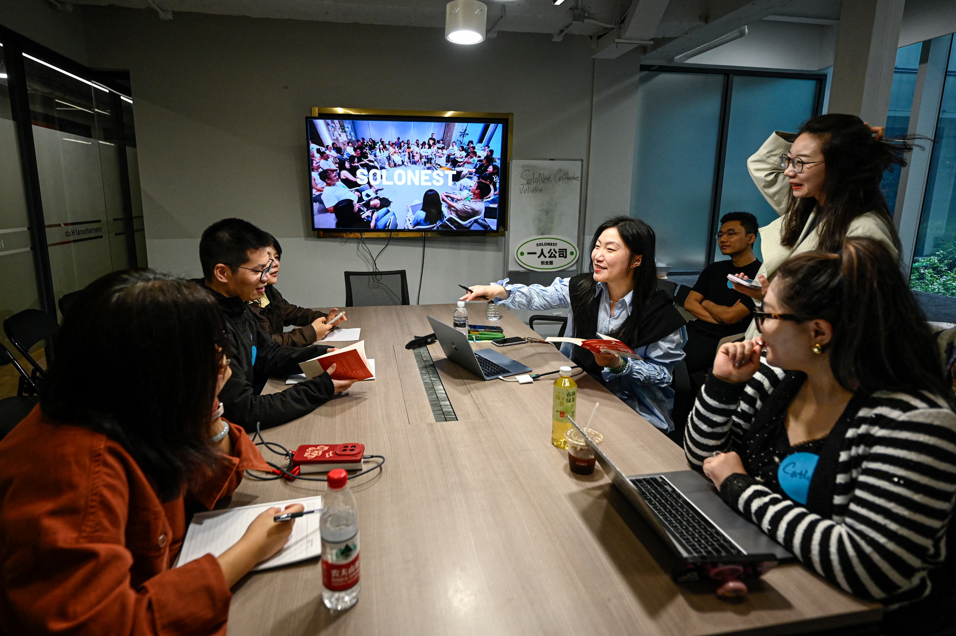 The photo taken on April 12, 2026 shows founder of one-person company SoloNest Karen Dai (C) sharing her experience with participants during a coffee chat at a conference room in Shanghai.