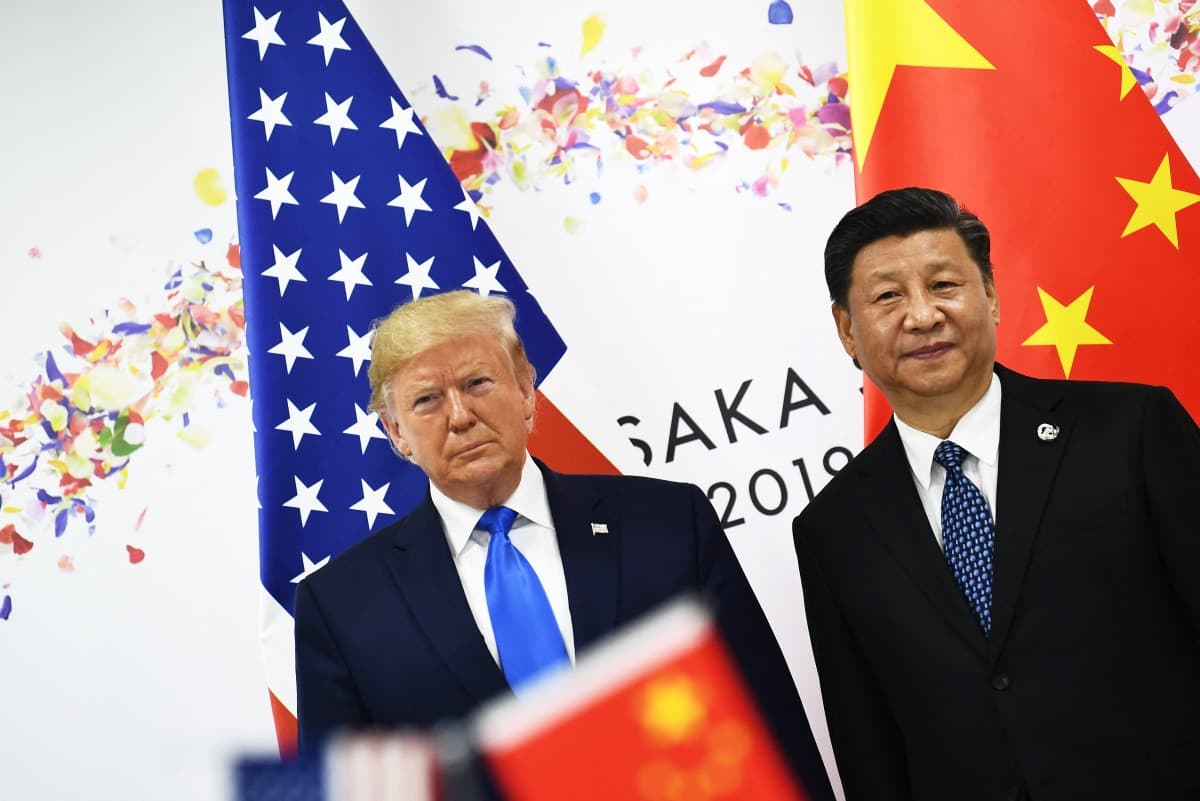 Chinese President Xi Jinping (R) and US President Donald Trump