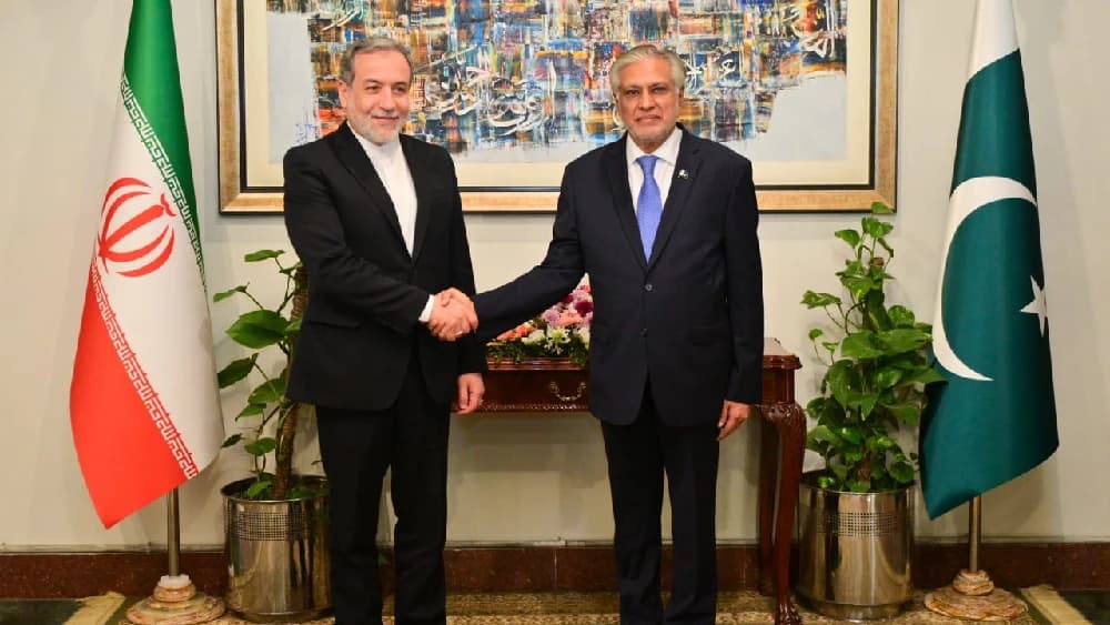 Iranian Foreign Minister Abbas Araghchi (L) visits his Pakistani counterpart Ishaq Dar. File photo: Pakistan's Ministry of Foreign Affairs)