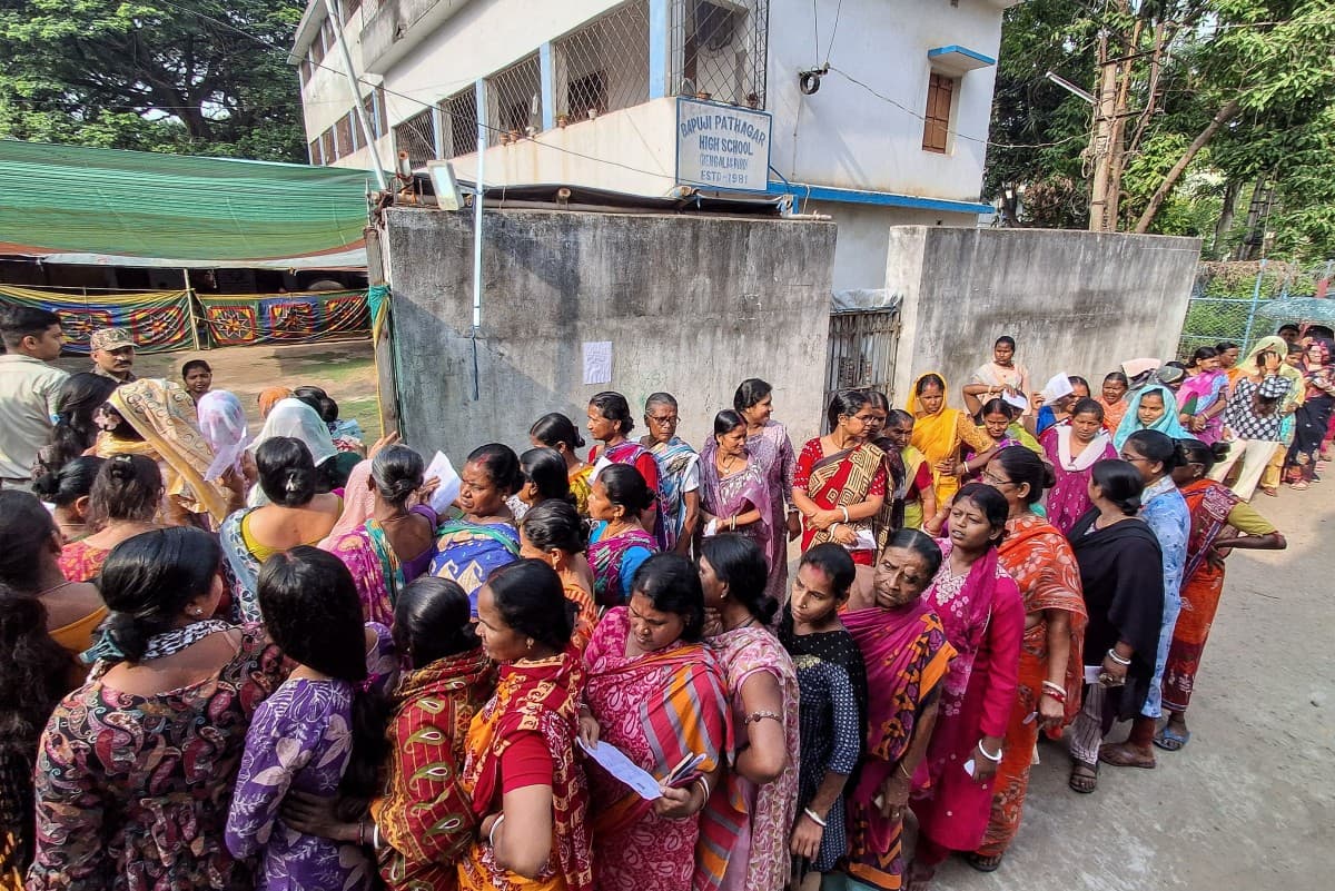 Voters queue up to cast their votes outside a polling station during the West Bengal Legislative Assembly elections in Berhampore, Murshidabad district, on April 23, 2026. (AFP)