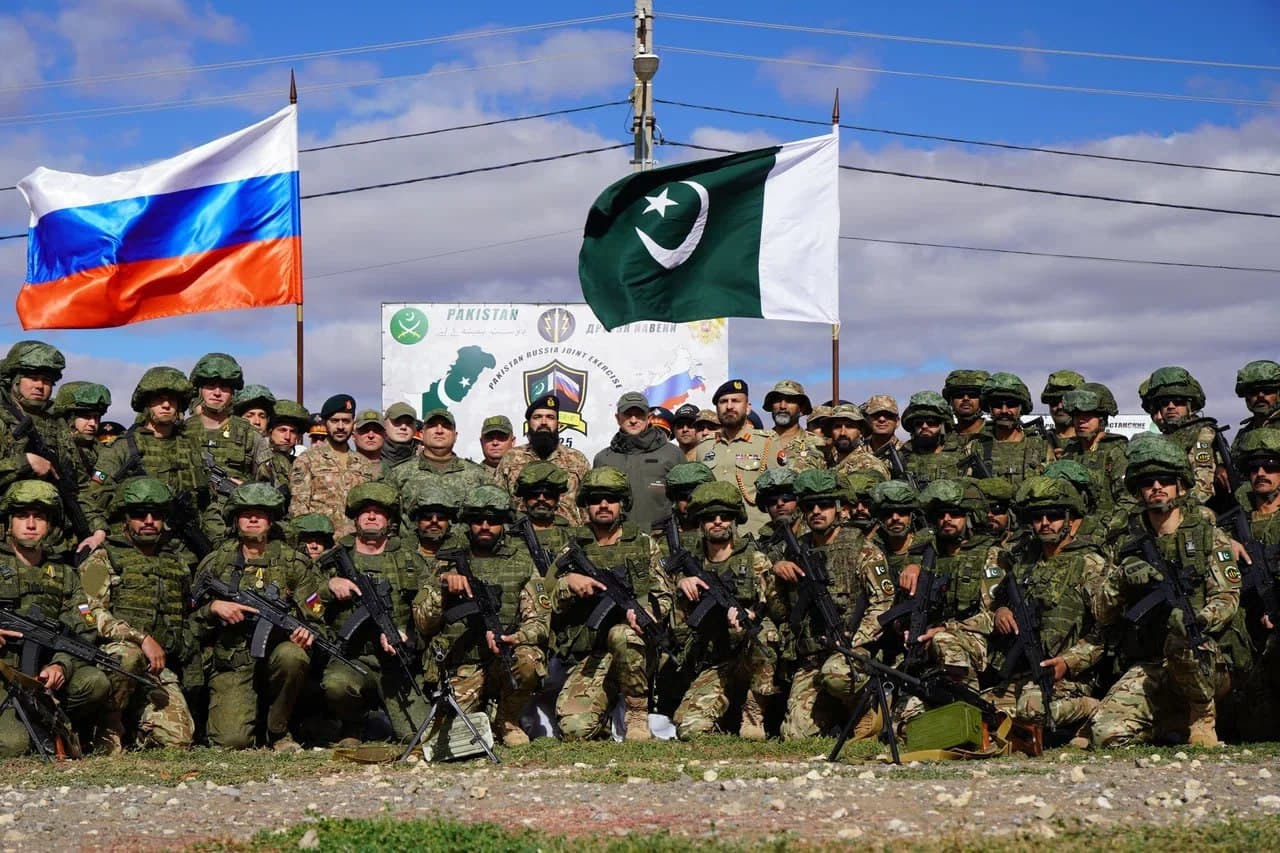 Pakistan Army and Russian Special Forces personnel pose for a group photo during the Druzhba 2025 joint military exercises in southern Russia (Embassy of Russia in Pakistan/ X).