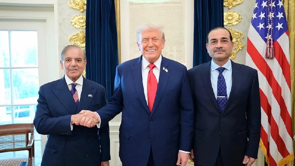 This handout photograph released by Pakistan's Prime Minister Office on September 26, 2025, shows Pakistan's Prime Minister Shehbaz Sharif (L), Army Chief and Field Marshal Syed Asim Munir (R) posing with US President Donald Trump (C) at the White House i
