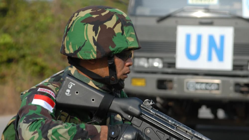 An Indonesian Army infantryman participating in the UN's Global Peacekeeping Operation Initiative (GPOI) provides security for a World Food Agency truck. (File photo: Wikimedia Commons)