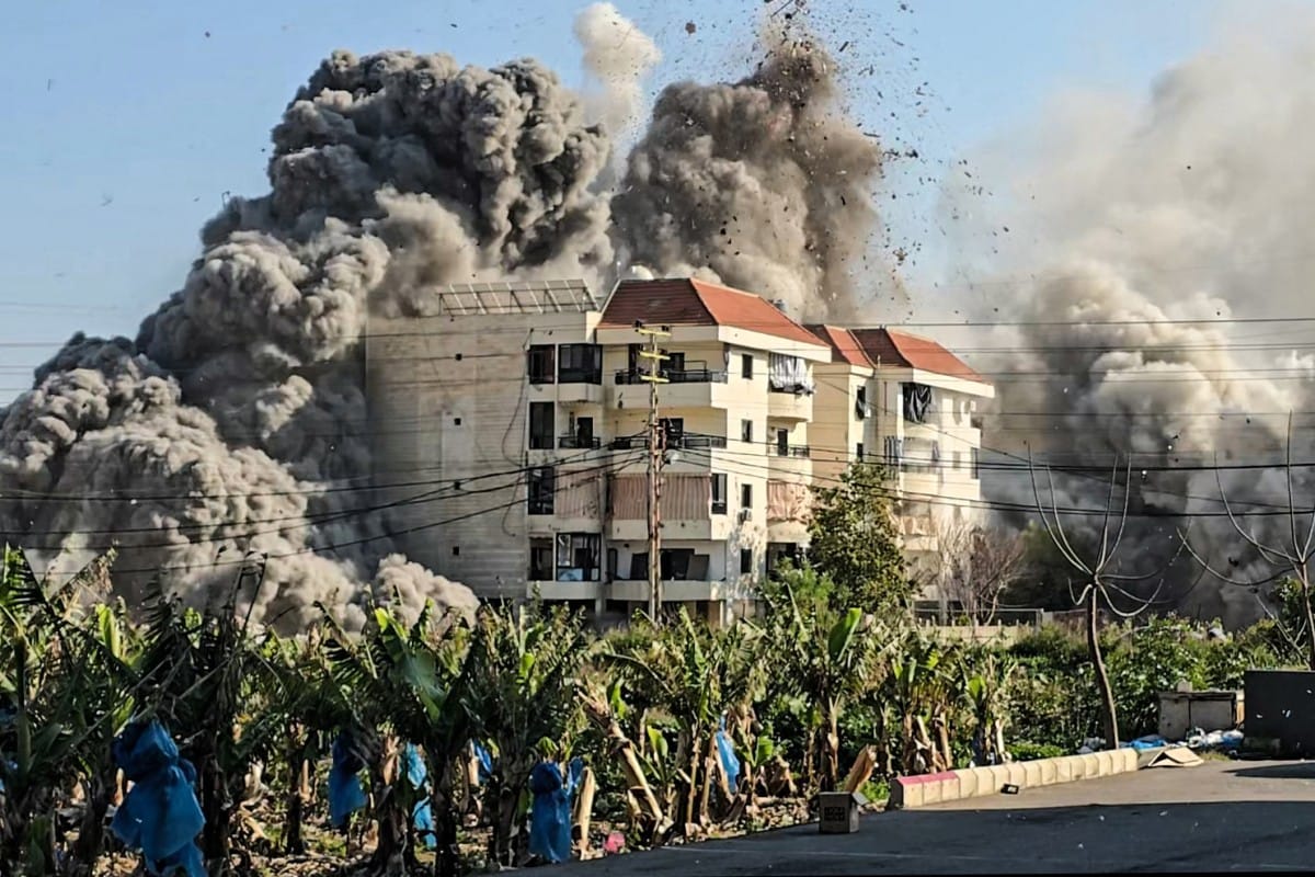Smoke rises from the site of an Israeli airstrike that targeted an area in the southern coastal city of Tyre on March 7, 2026. (Photo: AFP)