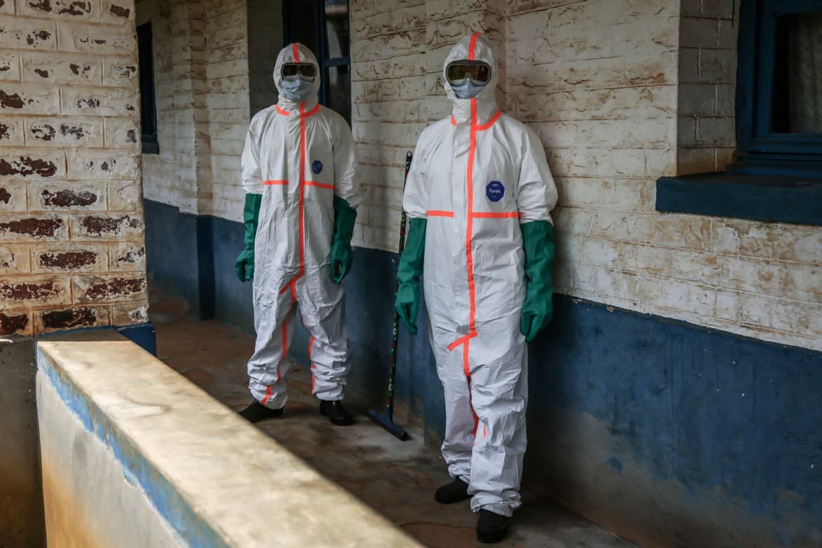 Ebola toll tops 200, other African countries seen at risk