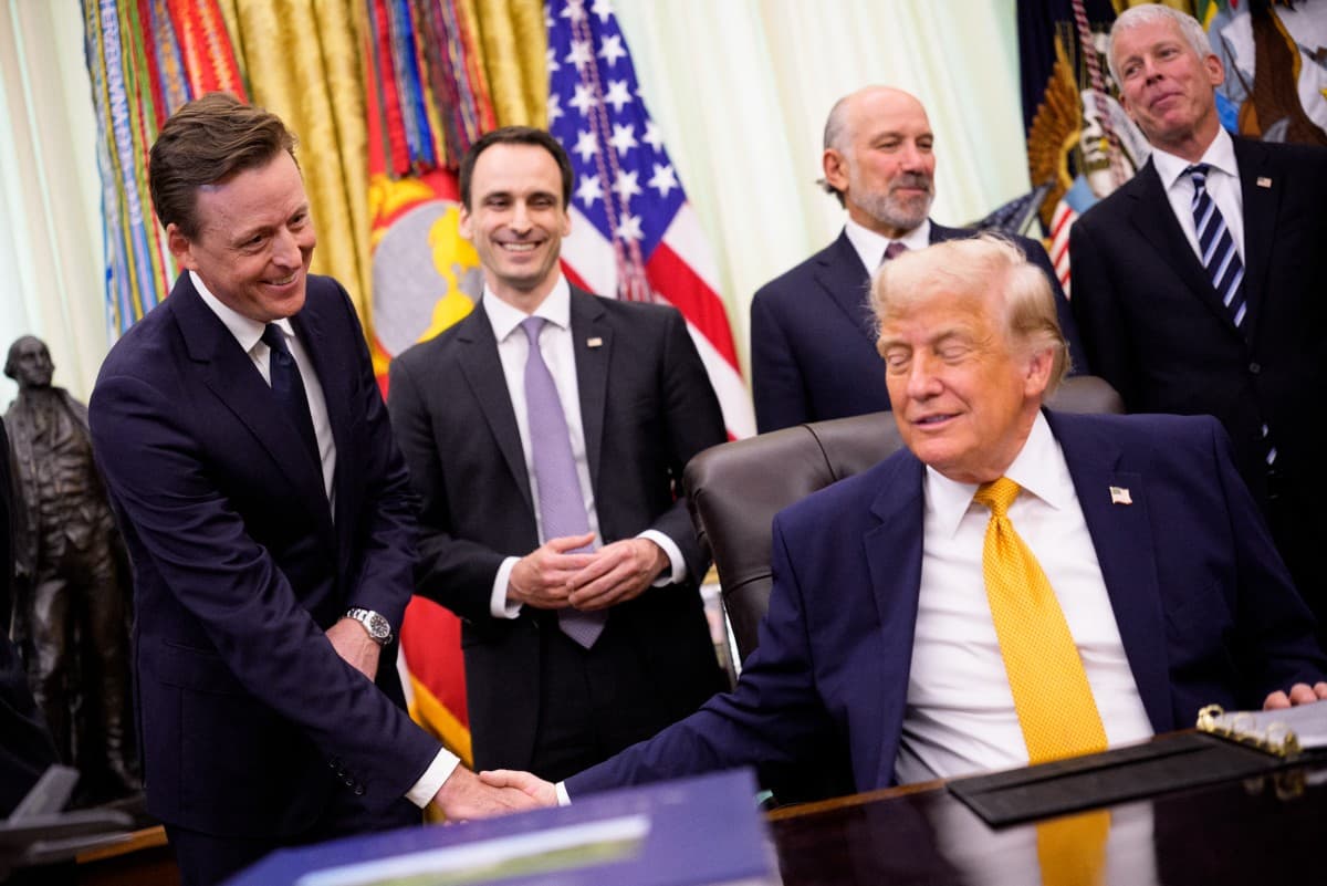 US President Donald Trump signed two orders on quantum computing accompanied by US National Cyber Director Sean Cairncross (L), White House Office of Science and Technology Policy Director Michael Kratsios (3rd-L), Commerce Secretary Howard Lutnick (3rd