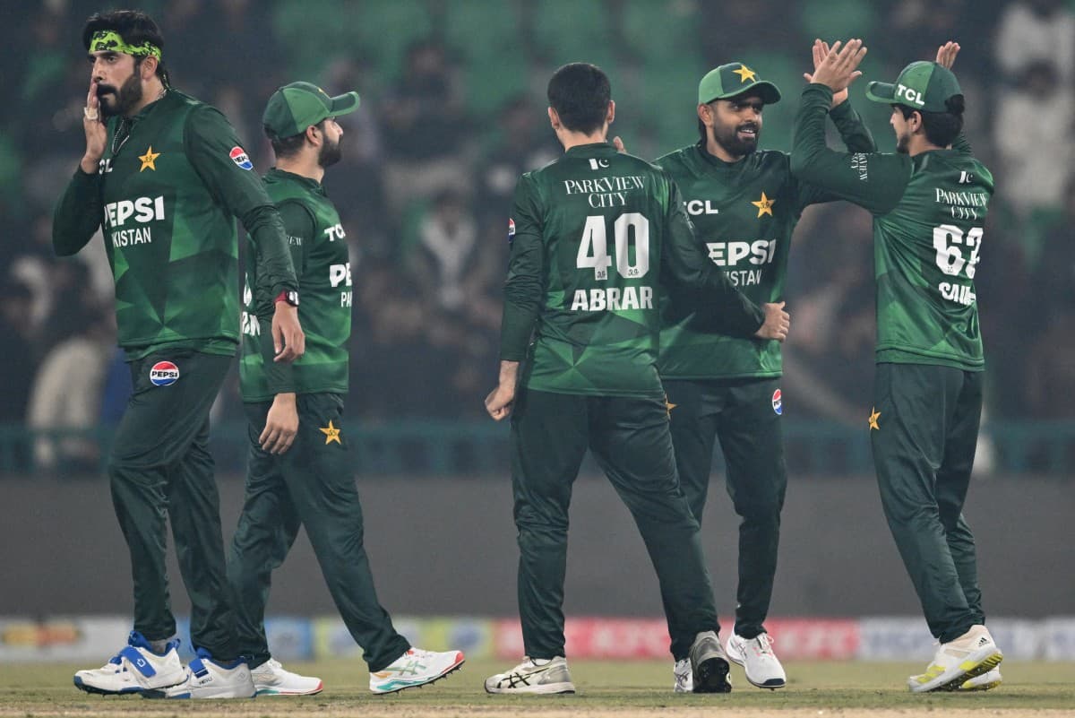 Pakistan spin out Australia in second T20I to take series
