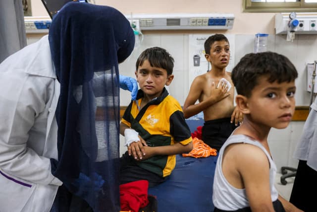 Graphic content / TOPSHOT - Injured children wait for medical care at the trauma ward at Nasser Medical Complex in Khan Yunis in the southern Gaza Strip on May 25, 2026. (Photo: AFP)