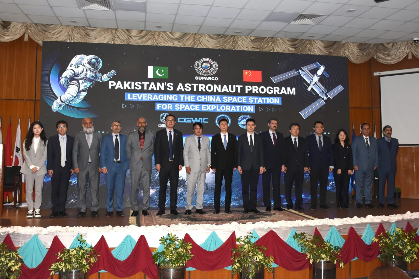 Pakistan to send astronauts to China for space program training