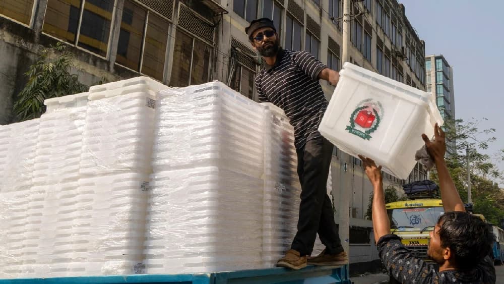 Bangladeshi workers load empty ballot boxes onto a truck at the Election Commission building in Dhaka on February 7, 2026, ahead of the upcoming national elections. Photo: AFP/File)