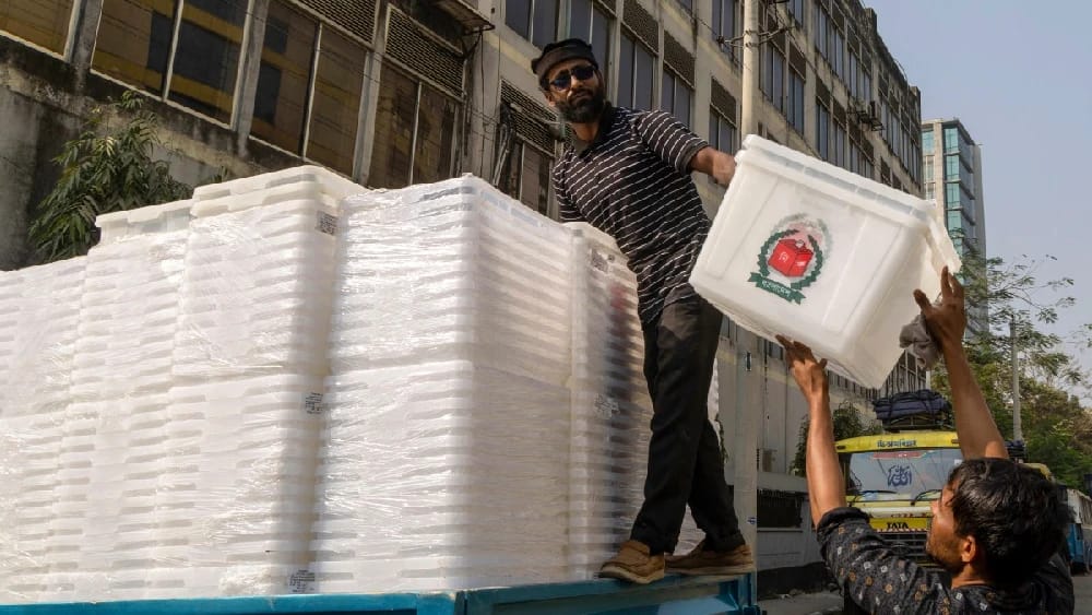 Bangladeshi workers load empty ballot boxes onto a truck at the Election Commission building in Dhaka on February 7, 2026, ahead of the upcoming national elections. Photo: AFP/File)