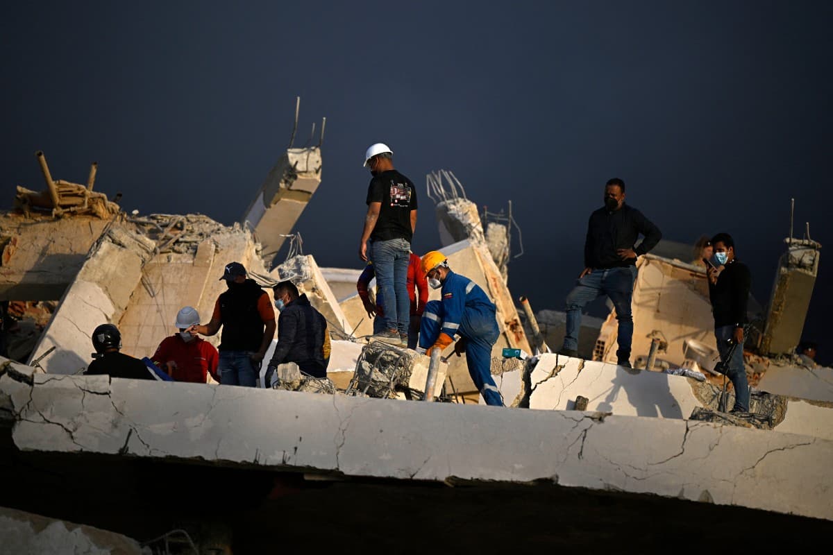 Rescuers search for possible victims at a collapsed building following twin earthquakes, in Los Corales, La Guaira state, some 40 km northeast of Caracas, on June 27, 2026. (Photo: AFP)