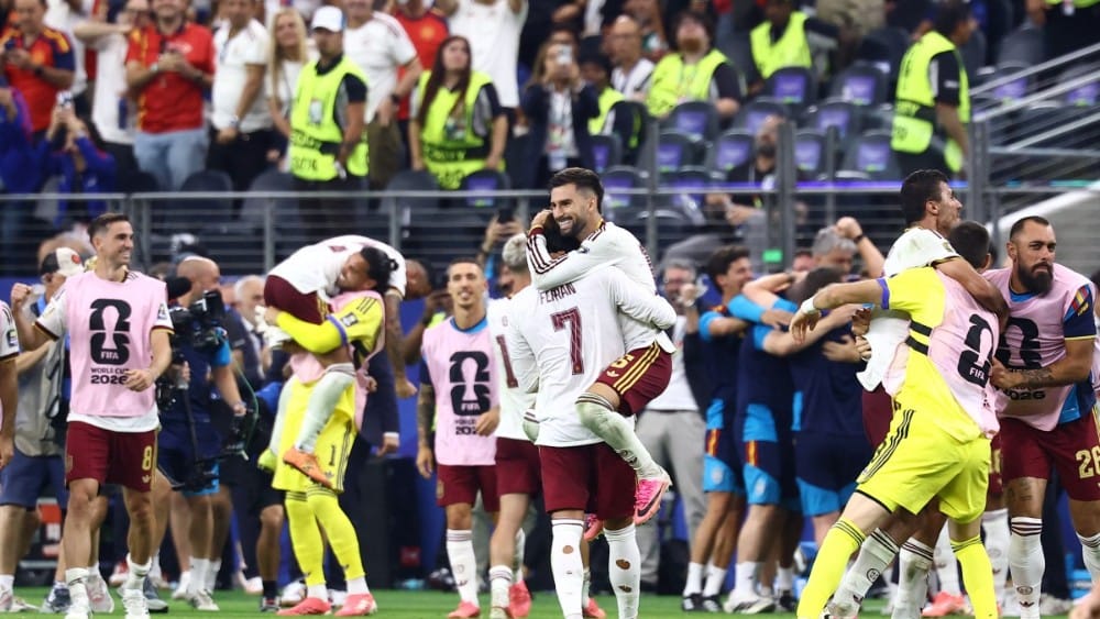 Majestic Spain stun France to reach World Cup final