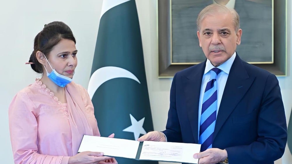 Pakistan honors Nurse Razia for heroic rescue of newborn in PIMS fire