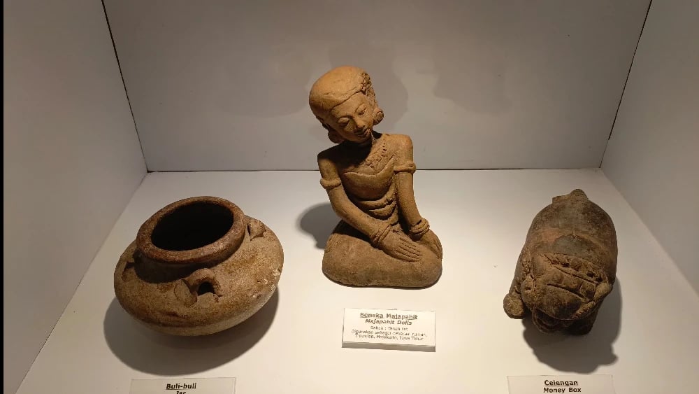 Artifacts - (Photo: Wikimedia Commons)