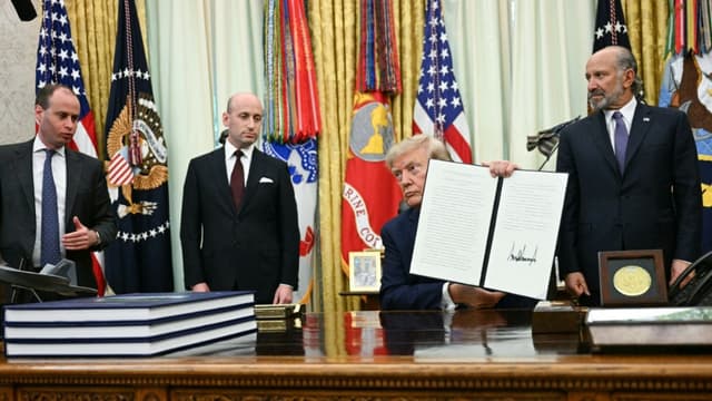 US President Donald Trump holds up a newly signed executive order on adjusting imports of polysilicon in the Oval Office of the White House in Washington, DC, on August 6, 2026. (Photo: AFP)