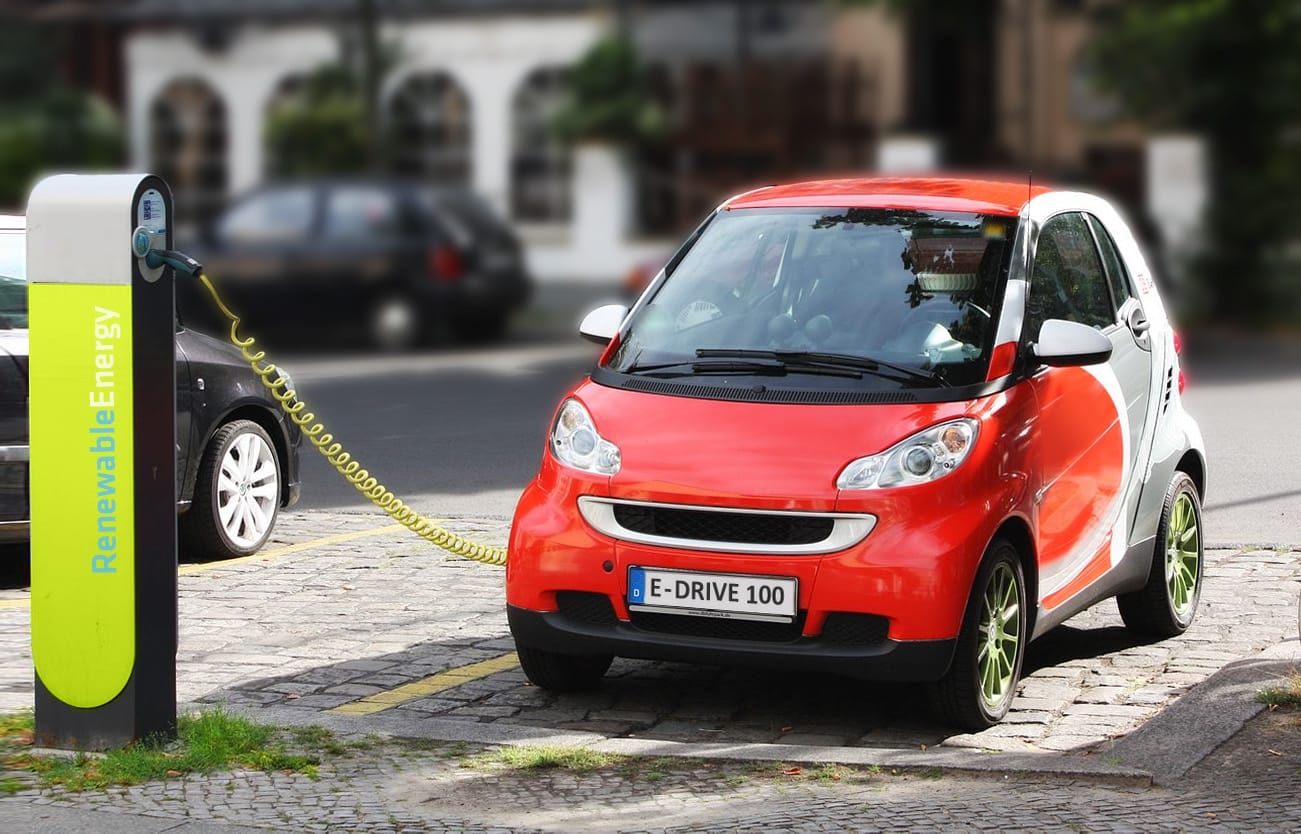 Electric car charging (Photo: Wikimedia Commons)