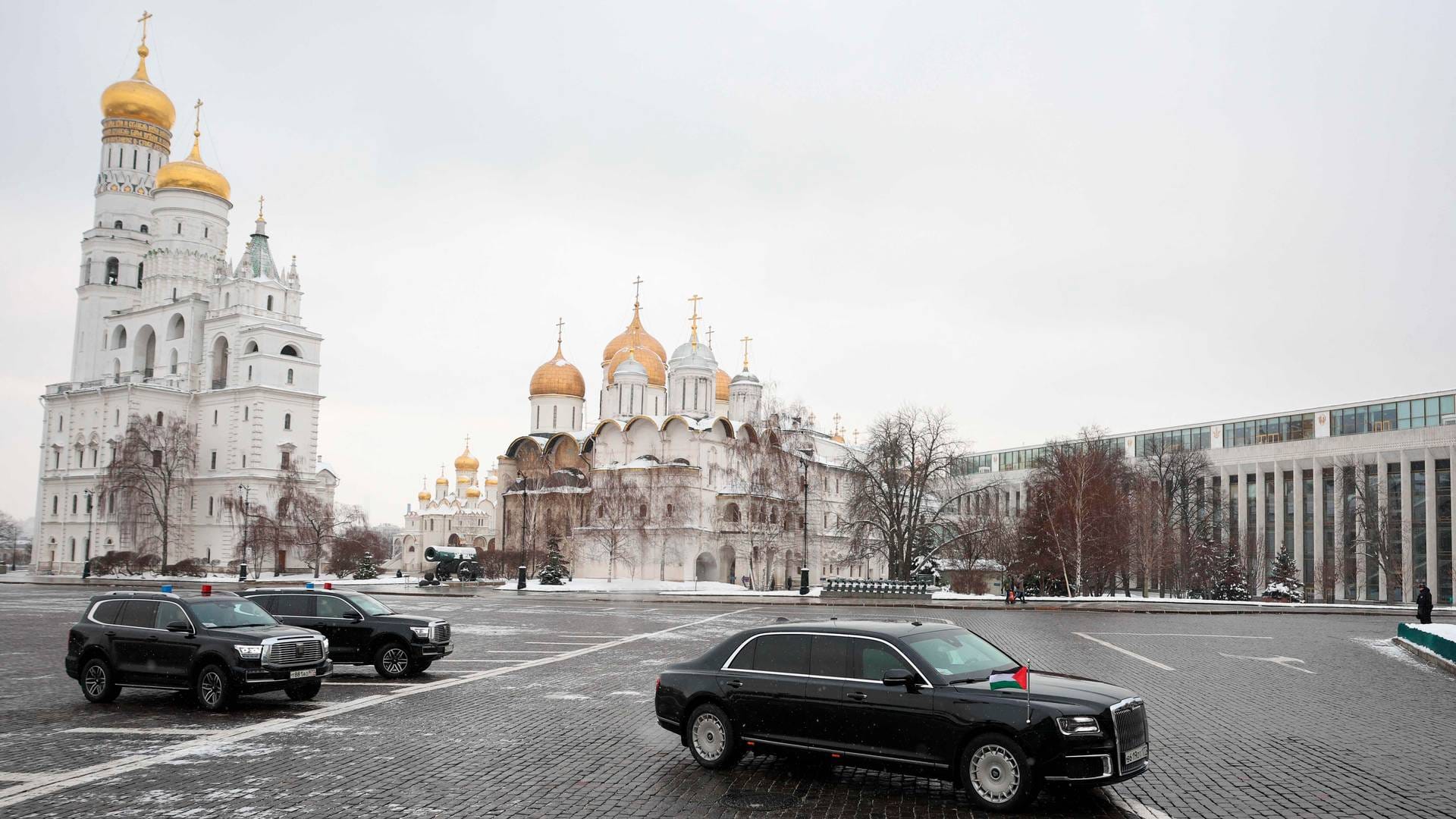A Palestinian delegation convoy drives inside the Kremlin grounds during talks between Russian President and Palestinian President in central Moscow on January 22, 2026. (AFP)