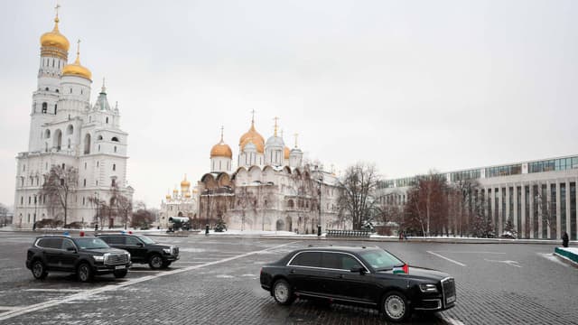 A Palestinian delegation convoy drives inside the Kremlin grounds during talks between Russian President and Palestinian President in central Moscow on January 22, 2026. (AFP)
