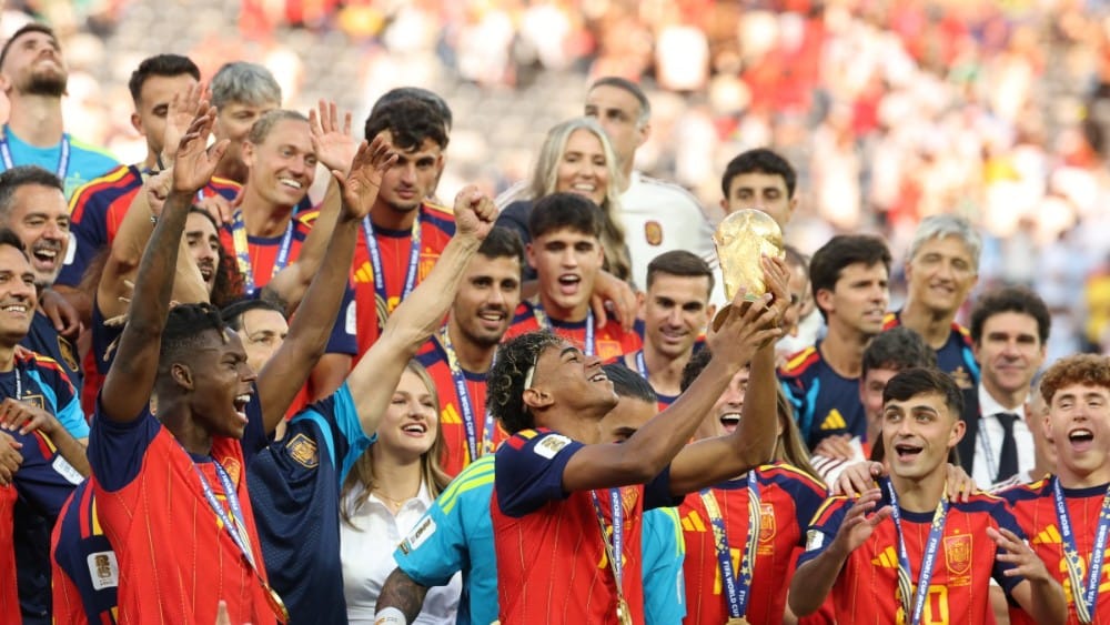 Spain's forward #19 Lamine Yamal lifts the trophy with his teammates after winning the 2026 World Cup football tournament final match between Spain and Argentina at the New York/New Jersey Stadium in East Rutherford on July 19, 2026. (Photo: AFP)