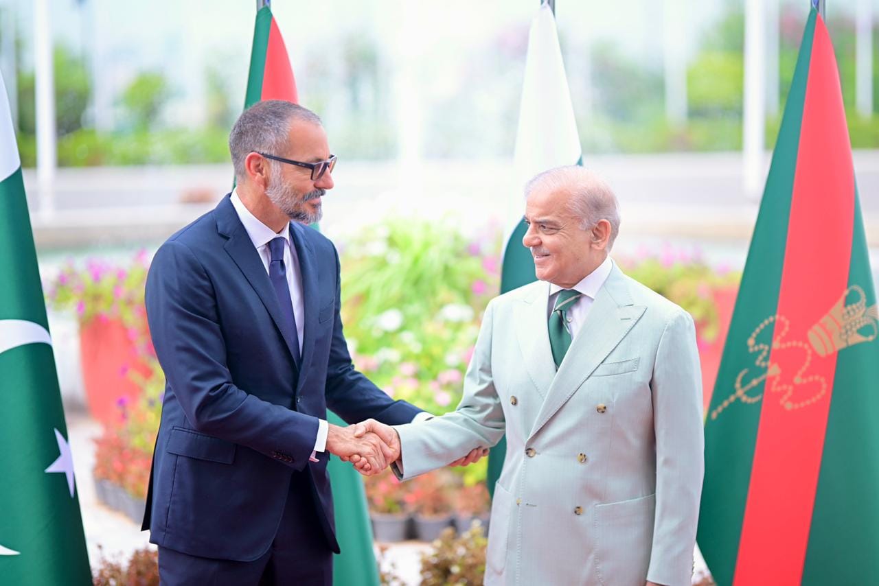 Prime Minister of Pakistan Muhammad Shehbaz Sharif welcomes His Highness Prince Rahim Agha Khan V upon his arrival at the PM House. Islamabad, 21 May 2026. (Photo: X/@PakPMO)