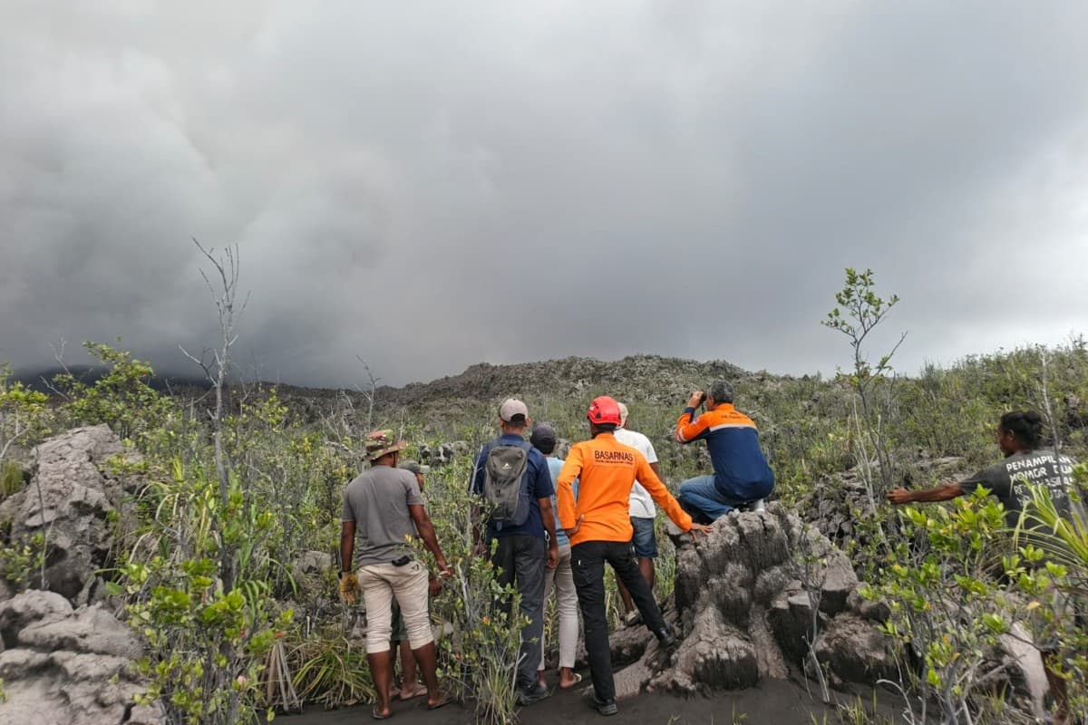A handout picture taken and released on May 8, 2026 by Indonesia's National Search and Rescue Agency (BASARNAS) shows rescue workers standing by after the volcanic eruption of Mount Dukono in North Halmahera, North Maluku. (AFP)