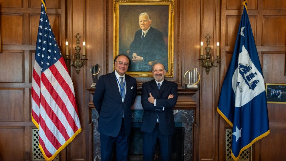 Pakistan finance minister holds talks on trade, reform and investment