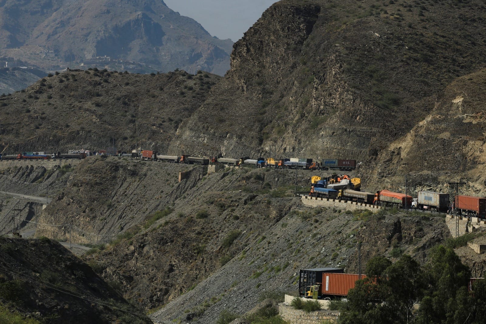 Trade stalls as security concerns keep Pakistan–Afghanistan border shut