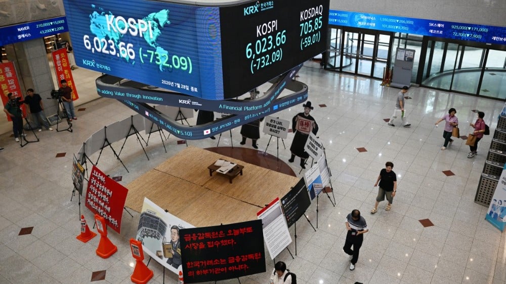Most Asian stocks track Wall St record as US data ease rate fears