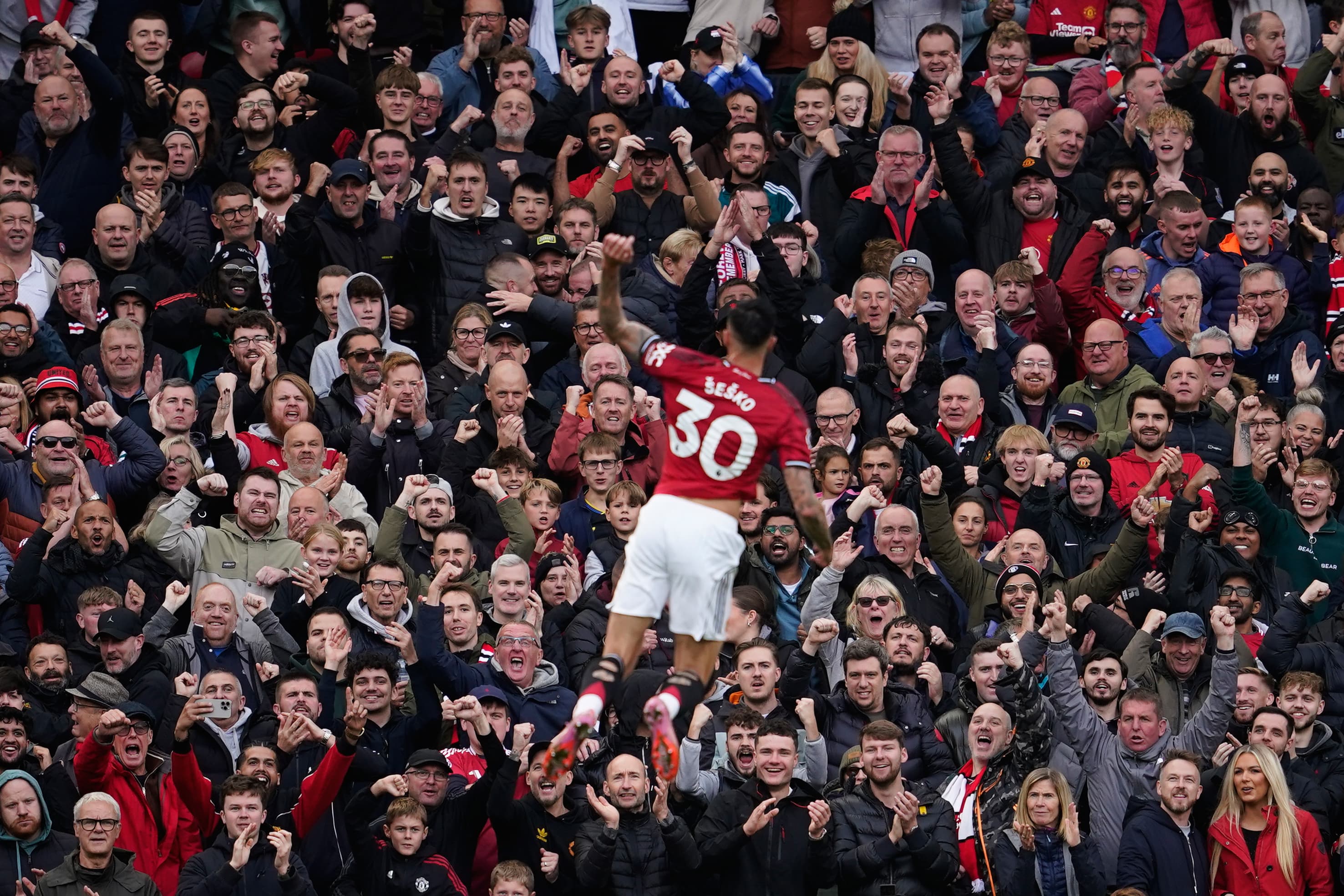 Man United wins and Arsenal moves to Premier League top
