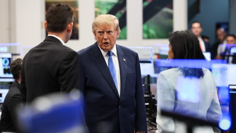 U.S. President Donald Trump (C) speaks to National Aeronautics and Space Administration (NASA) Administrator Jared Isaacman (L) as he visits NASA's Mission Control Center. (Photo: AFP)