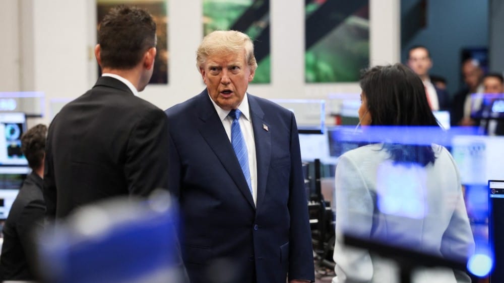 U.S. President Donald Trump (C) speaks to National Aeronautics and Space Administration (NASA) Administrator Jared Isaacman (L) as he visits NASA's Mission Control Center. (Photo: AFP)