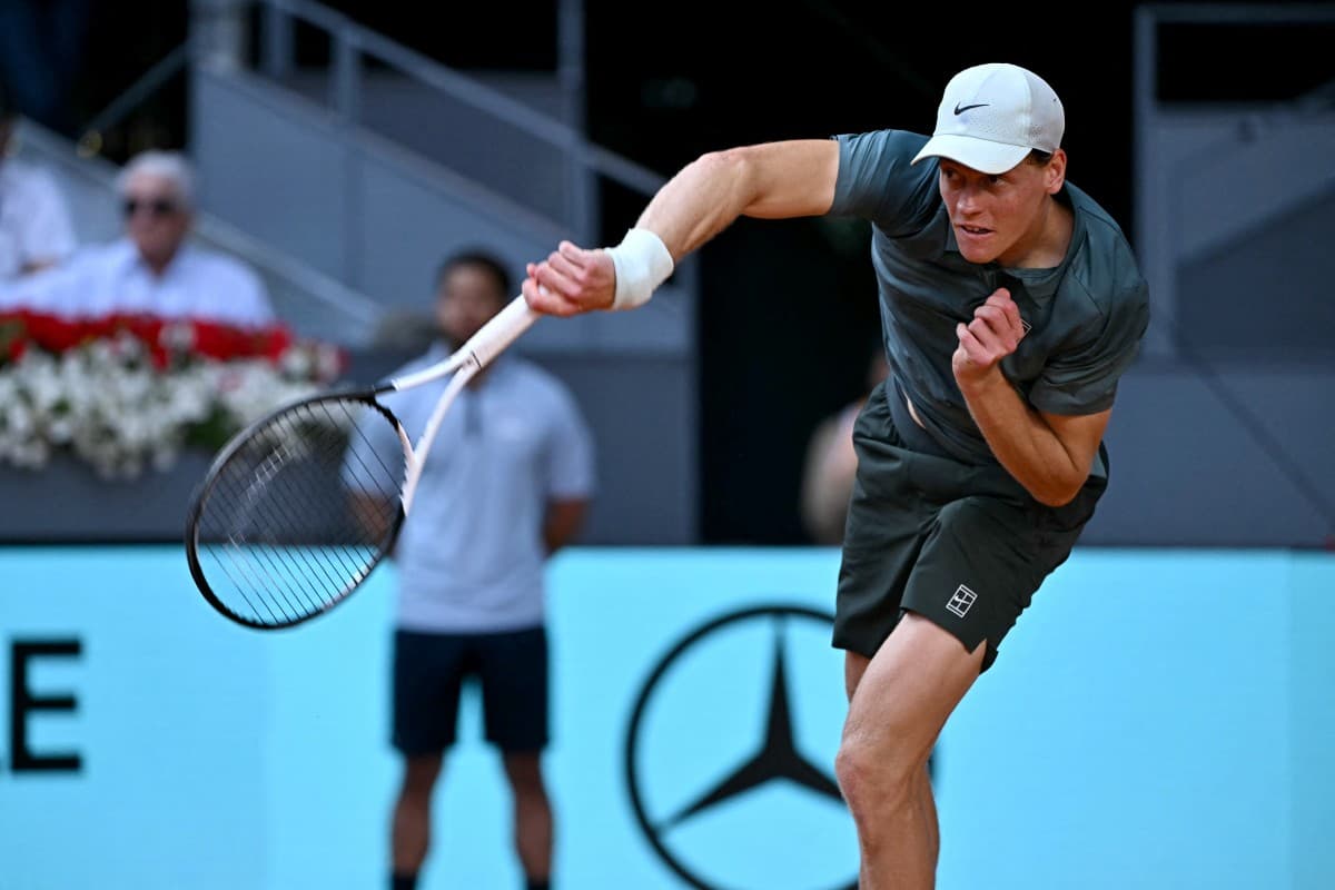 Italy's Jannik Sinner returns a ball to France's Benjamin Bonzi during their 2026 ATP Tour Madrid Open tennis tournament second round singles match at the Caja Magica in Madrid, on April 24, 2026. (Photo: AFP)