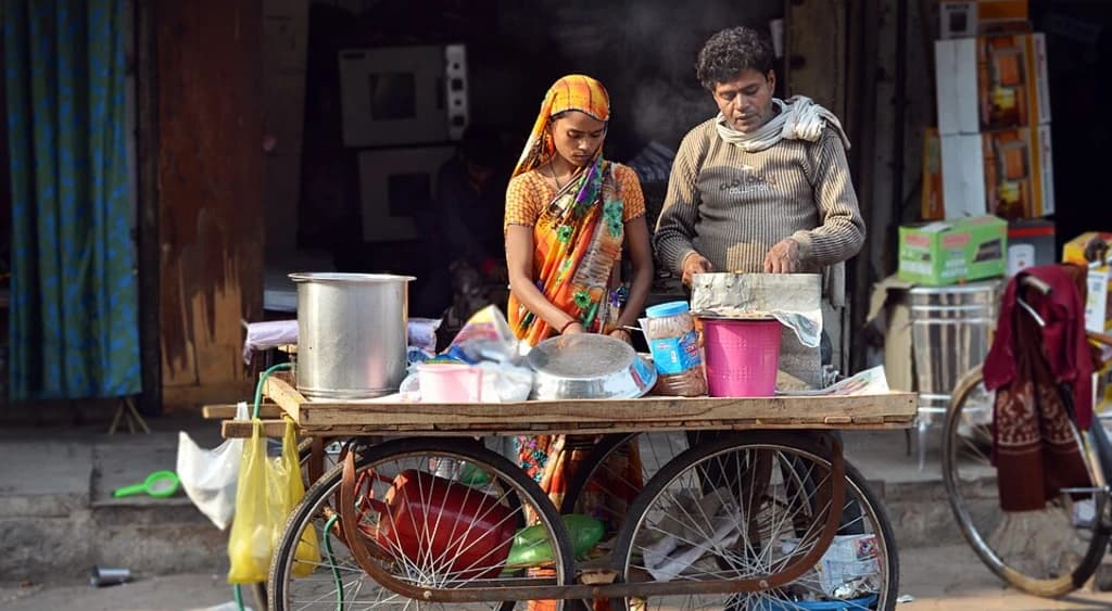 Street vendors are among the self-employed and daily wage labourers severely affected by the rise in temperatures. (Photo: Wikimedia Commons/Avatrava)