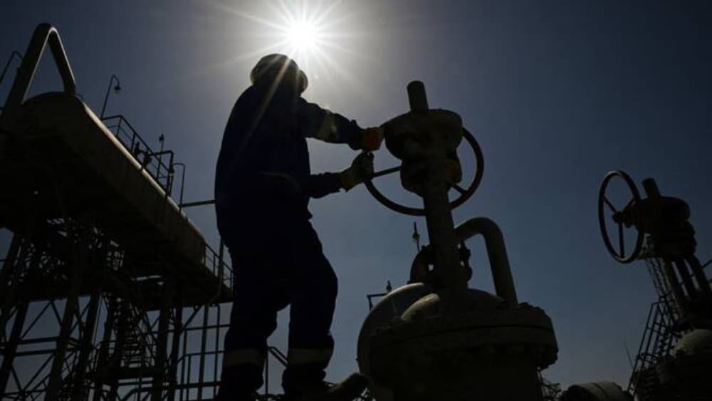 Syria says will restore Iraq oil pipeline link within three years