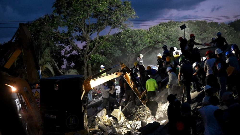 Rescuers and volunteers search for survivors amid the rubble of a collapsed building after an earthquake in Cali, Colombia on August 11, 2026. (Photo: AFP)