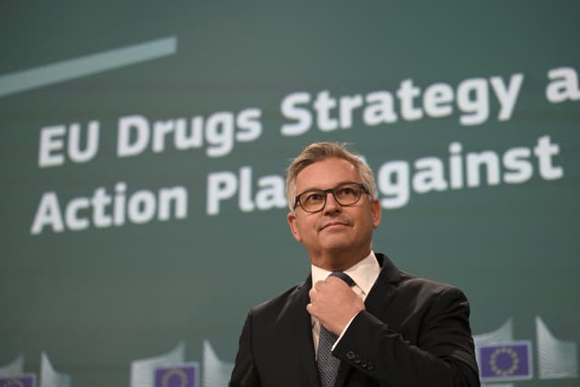 EU set to back migrant ‘return hubs’