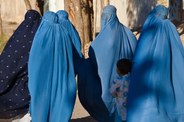 Women in Herat wearing burqas (Photo: Wikimedia Commons)