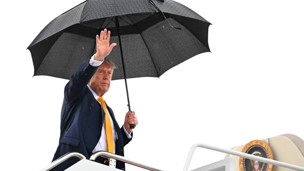 US President Donald Trump waves as he boards Air Force One on September 04, 2026, at Joint Base Andrews, Maryland. (Photo by ROBERTO SCHMIDT / GETTY IMAGES NORTH AMERICA / Getty Images via AFP)