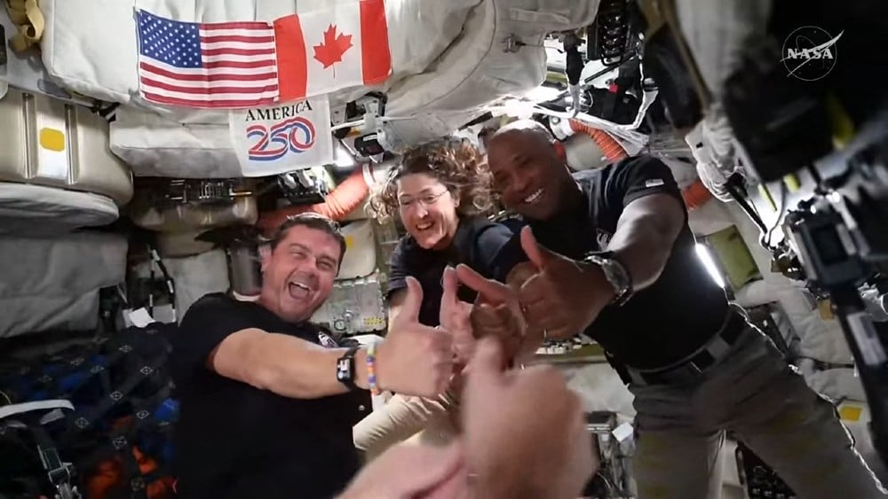 After milestone-rich lunar flyby, astronauts start trip home