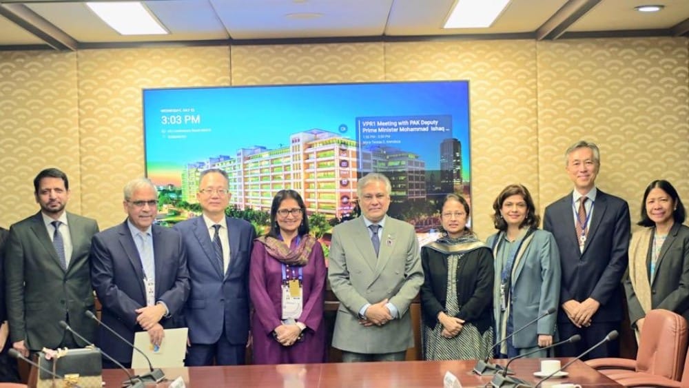 Pakistan, ADB explore ways to further strengthen cooperation in Manila meeting