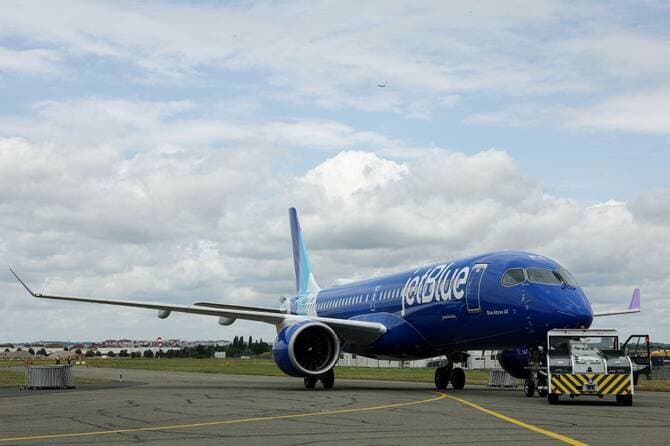 Airlines race to repair A320 jets after Airbus issues recall