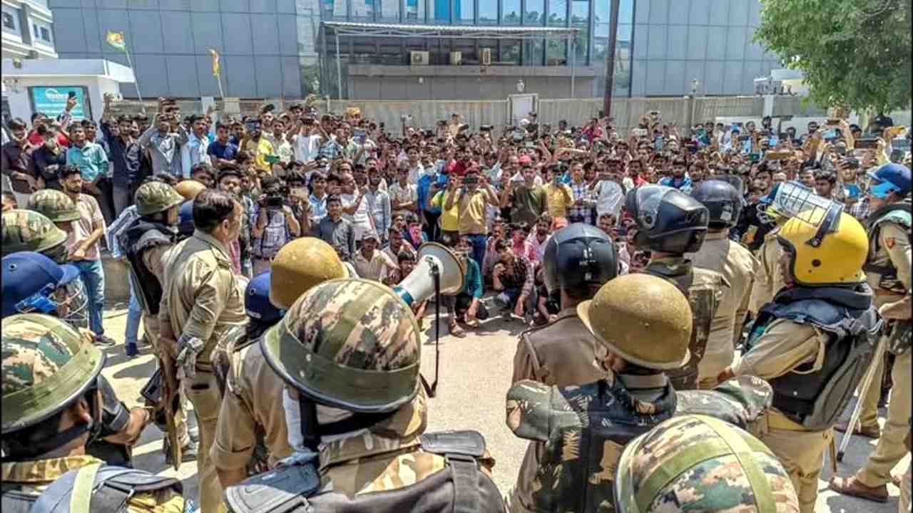 Workers protesting in the city of Noida, Uttar Pradesh, India. (CPI(ML) Weekly News Magazine)