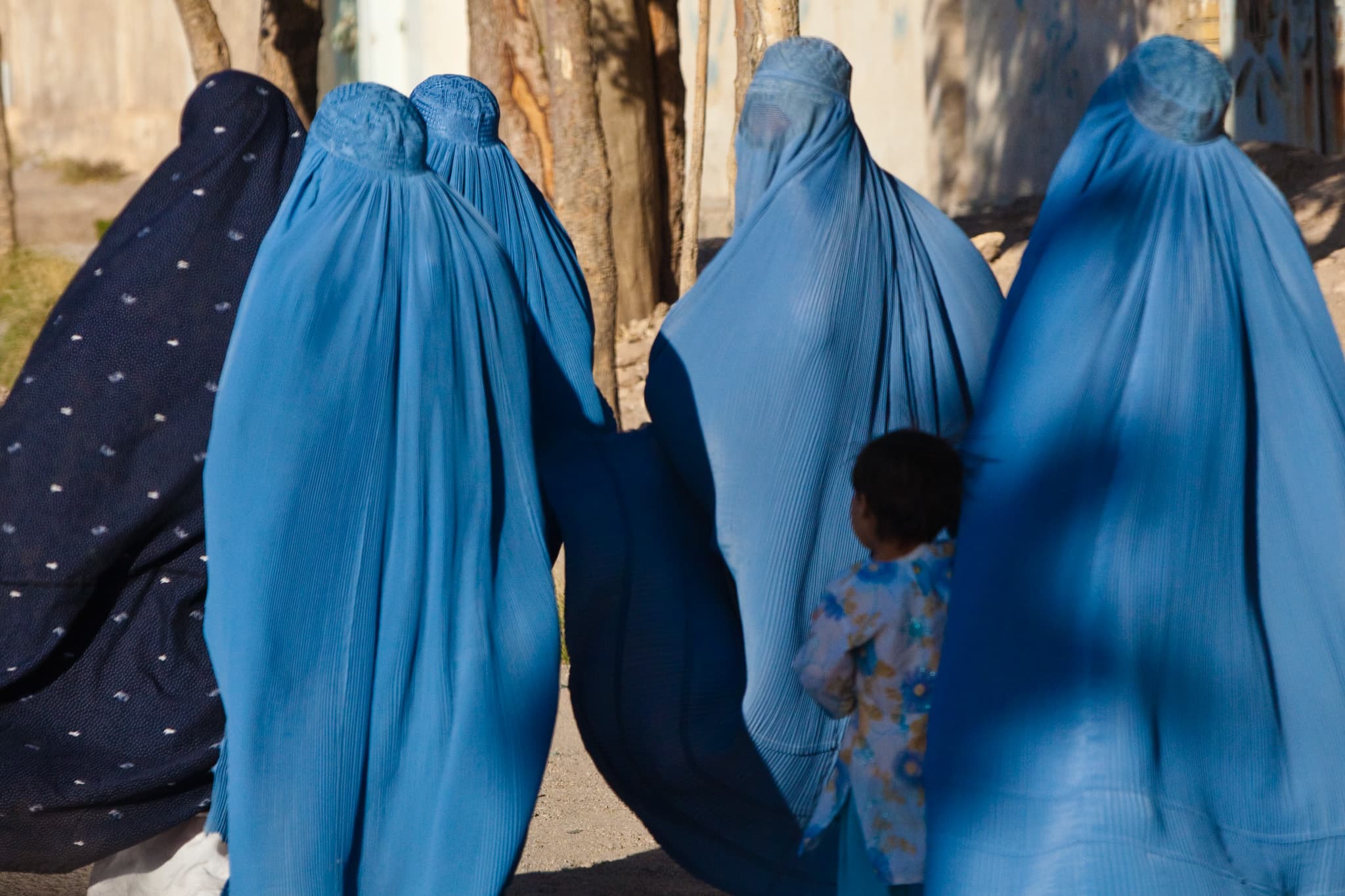 Afghan women wearing burqas - (Photo: Wikimedia Commons)