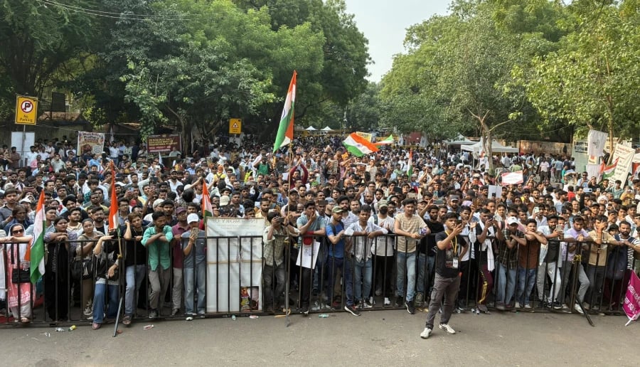 Hundreds of Indians protest in New Delhi, demanding the resignation of the Education Minister Dharmendra Pradhan over paper leaks. (Photo: X/@abhijeet_dipke)