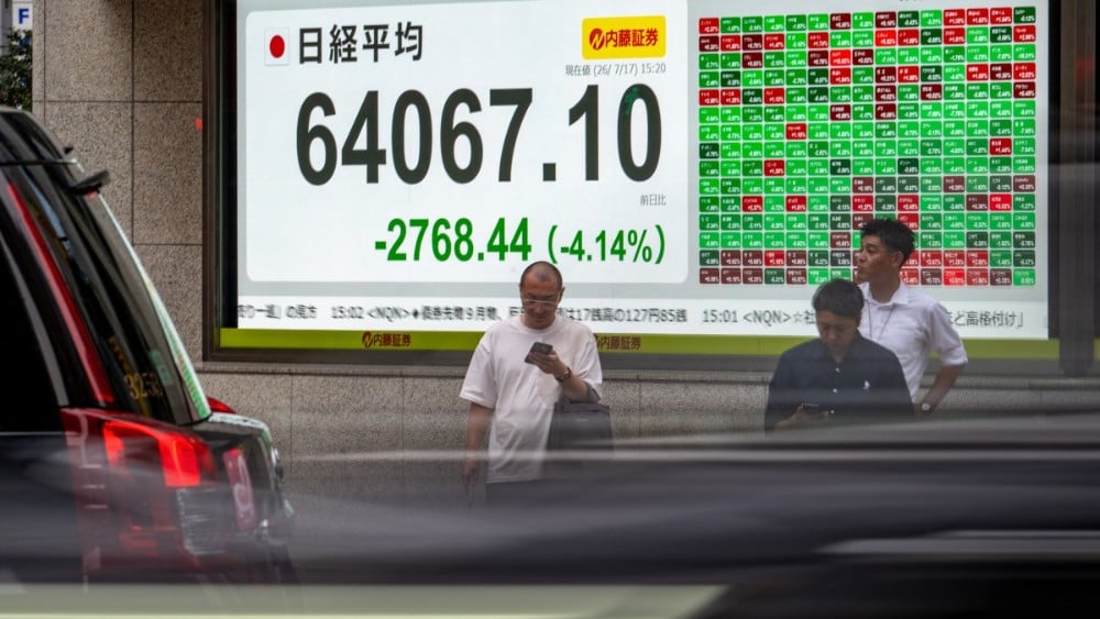 Oil hits one-month high as Mideast war keeps investors on edge