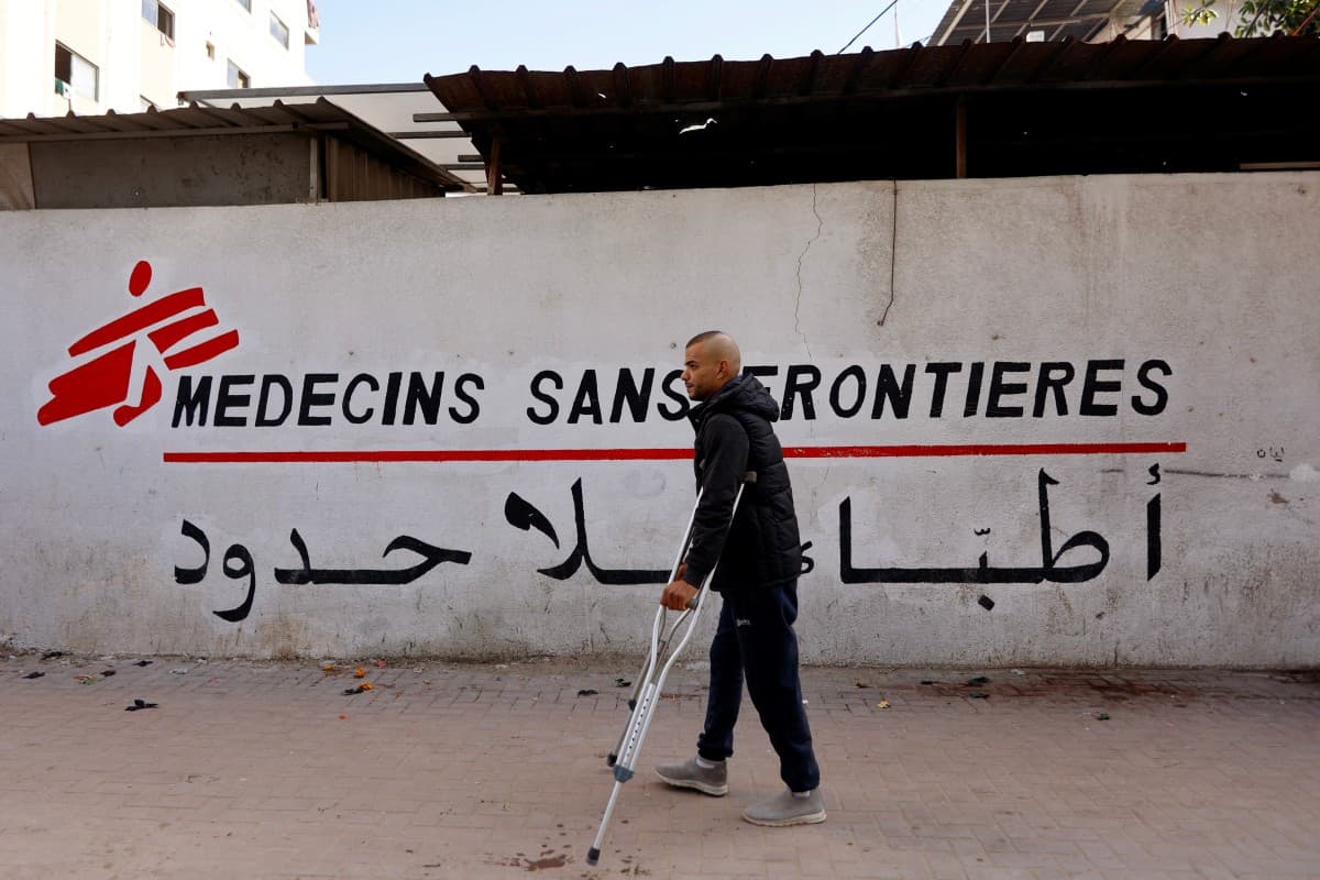 A Palestinian man walks on his crutches to the Doctors Without Borders or Medecins Sans Frontieres (MSF) clinic, in the al-Rimal neighborhood of Gaza City on new year's Eve, December 31, 2025. (AFP)