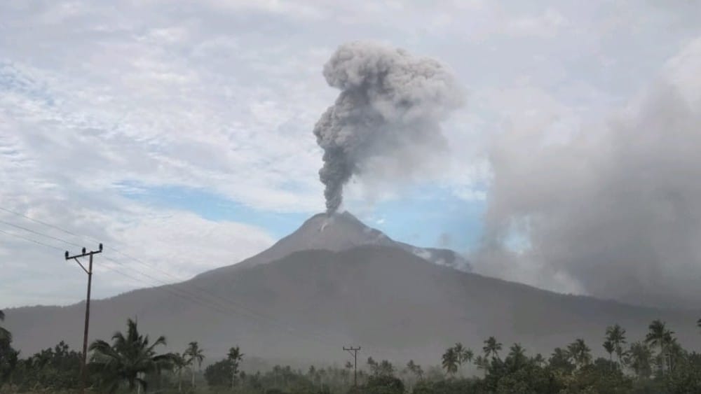 Indonesia volcano erupts, operations suspended at local airport