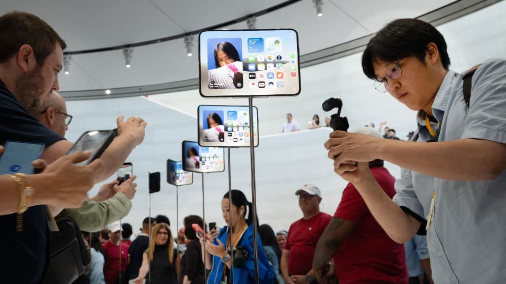 Apple-Samsung-iPhoneDuo